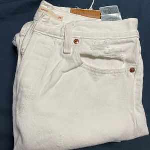 Jeans by Levi’s , white in colour, wedgie fit, size 28